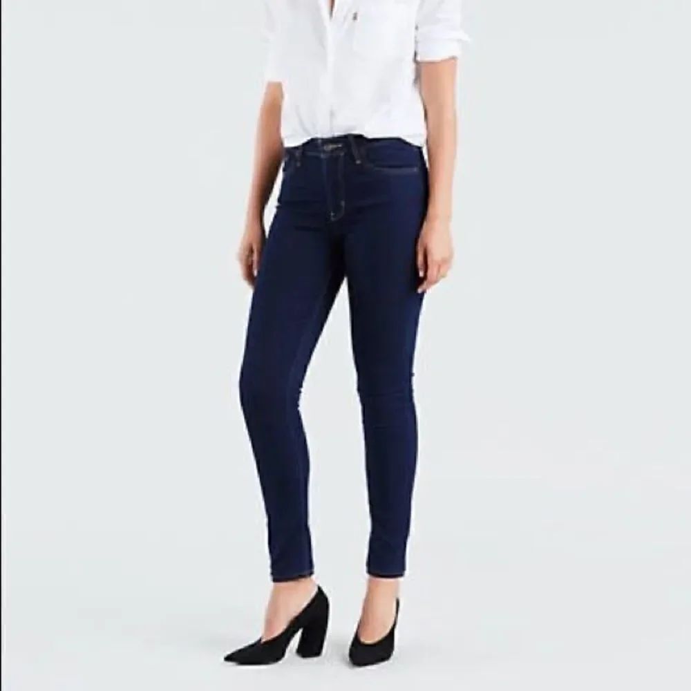 ⭐️ Levi’s 721 High Rise Dark Wash Skinny Jean